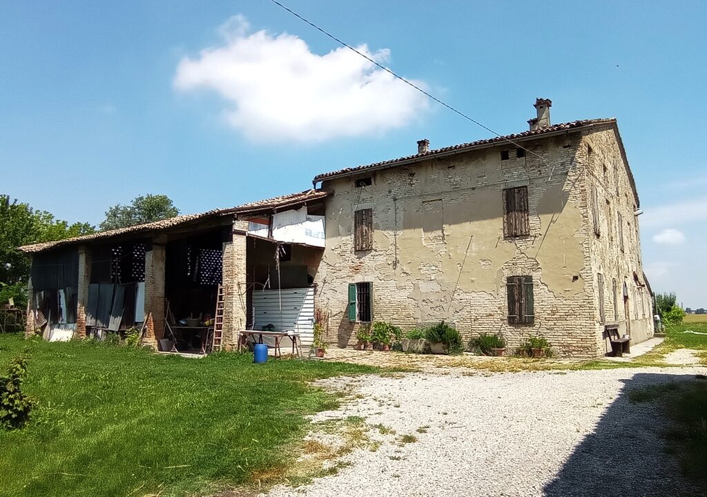 esterno  casa colonica da ristrutturare Paradigna