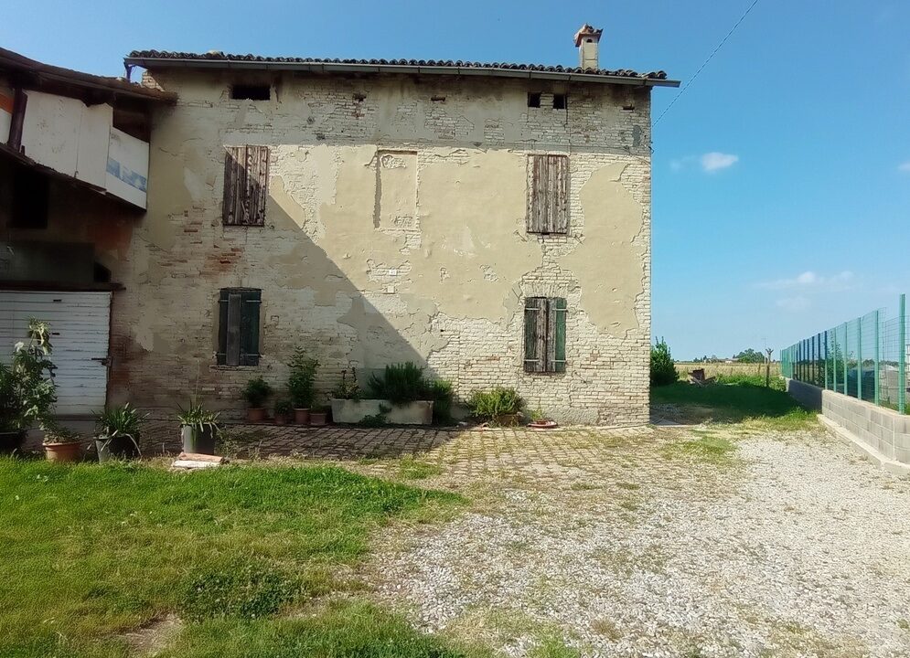 esterno casa colonica da ristrutturare Paradigna