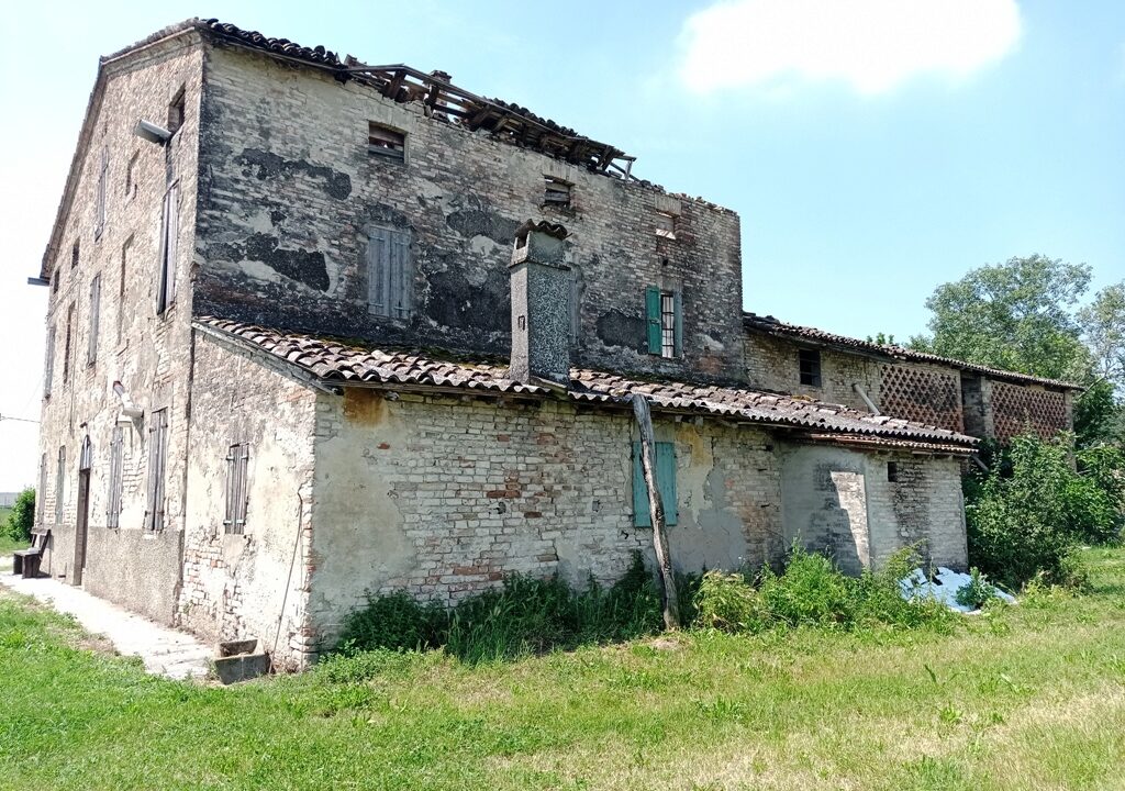 esterno casa colonica da ristrutturare Paradigna