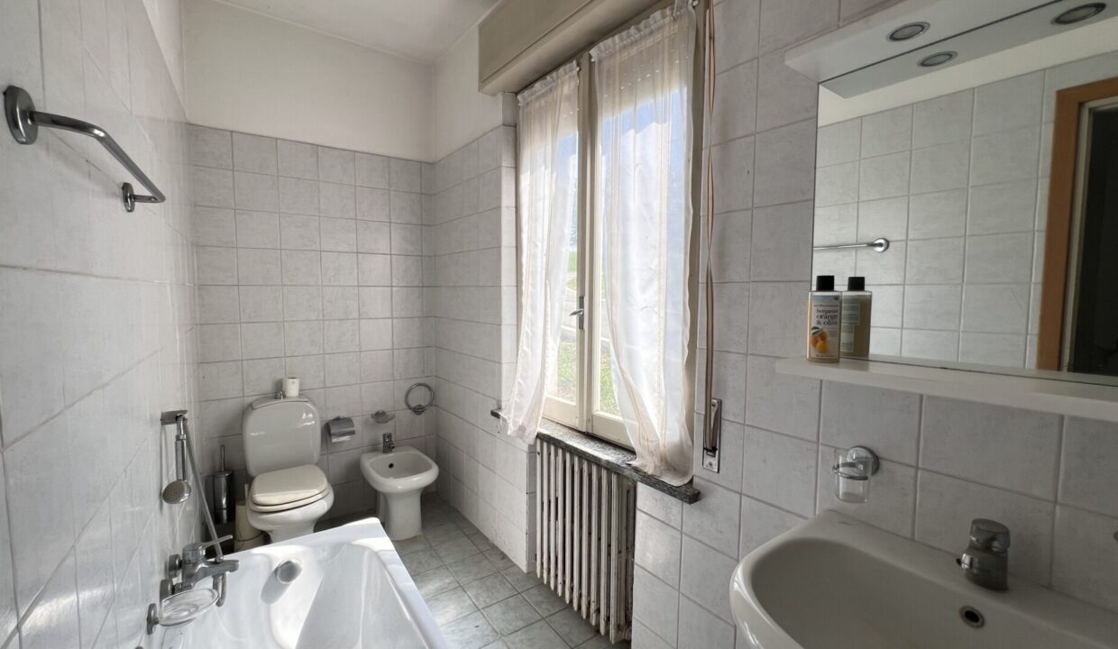 bagno casa con giardino Mezzano Superiore