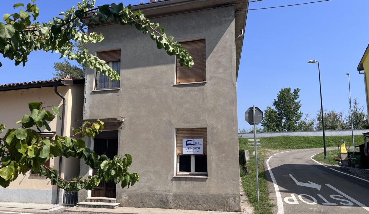 facciata casa con giardino Mezzano Superi