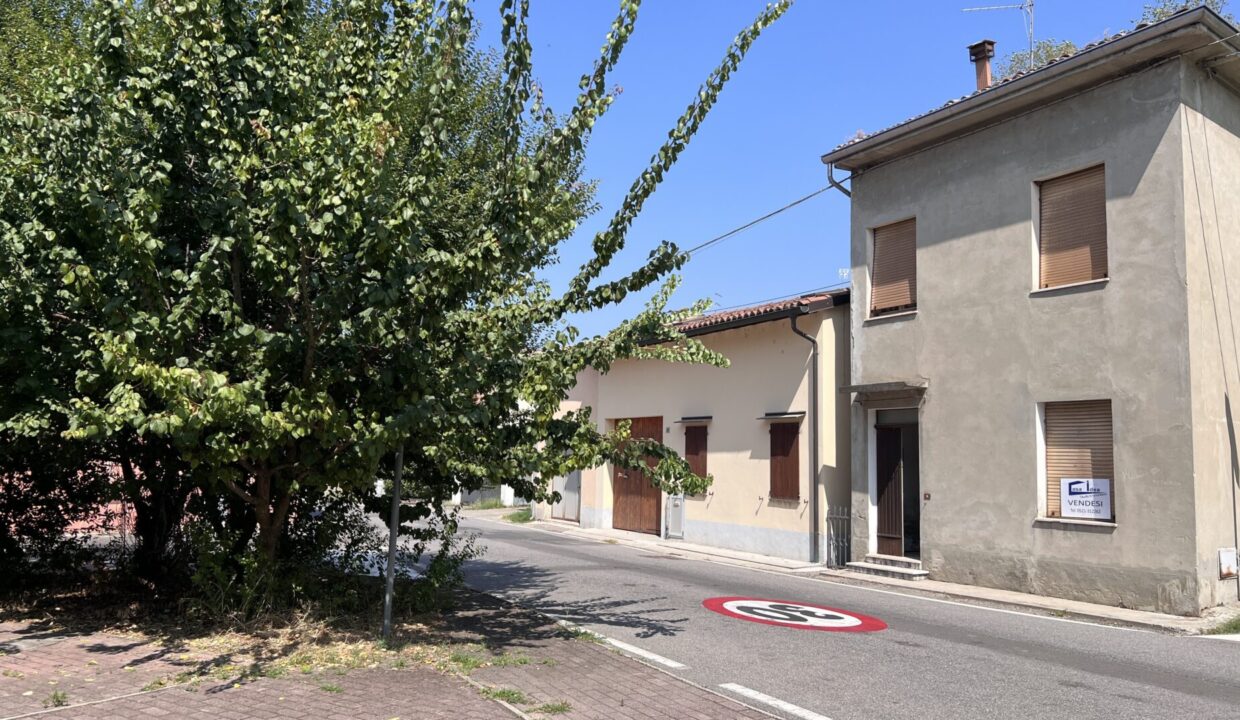 facciata casa con giardino Mezzano Superi