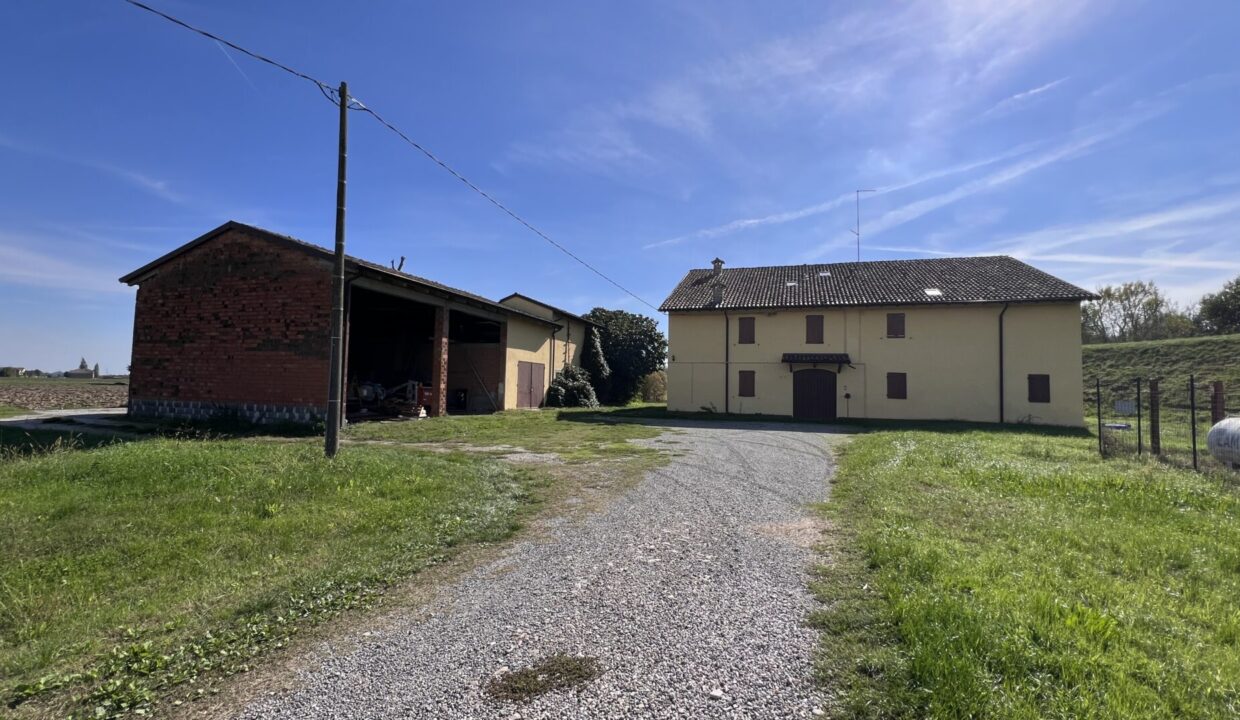 esterno casa in campagna Torrile