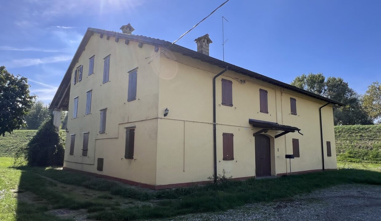 esterno casa in campagna Torrile