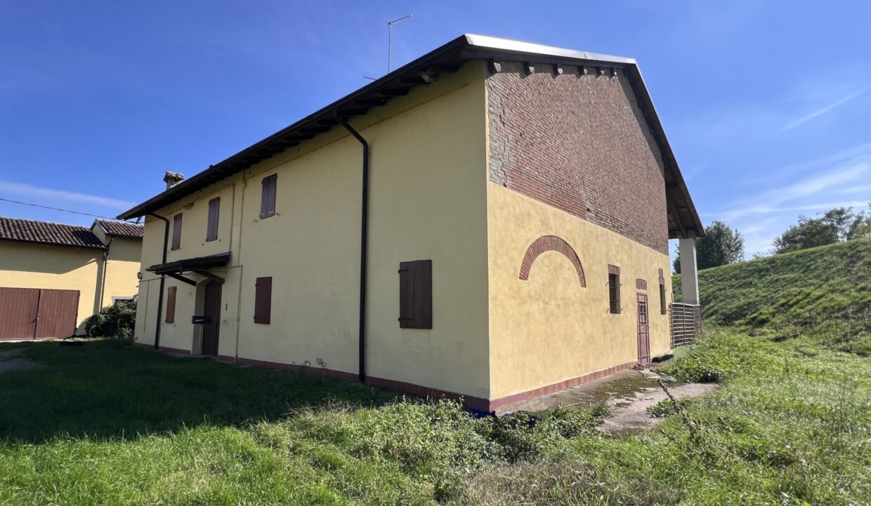 esterno casa in campagna Torrile