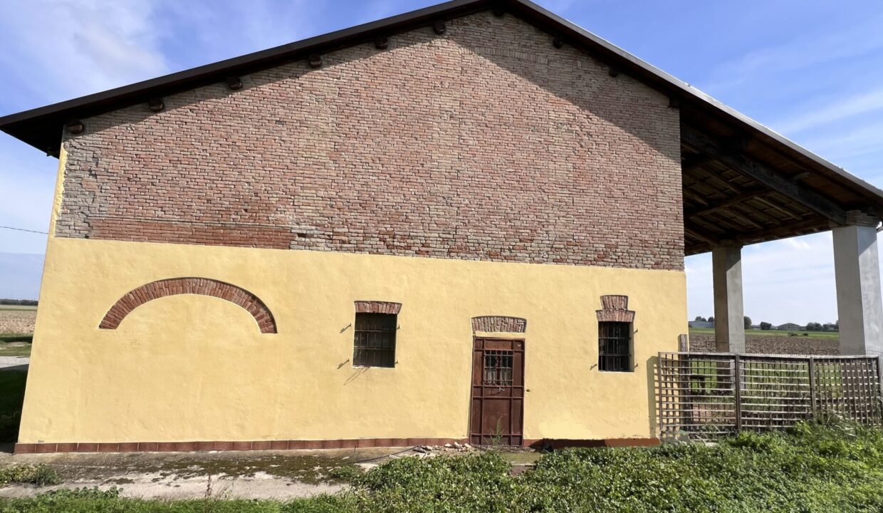 esterno casa in campagna Torrile