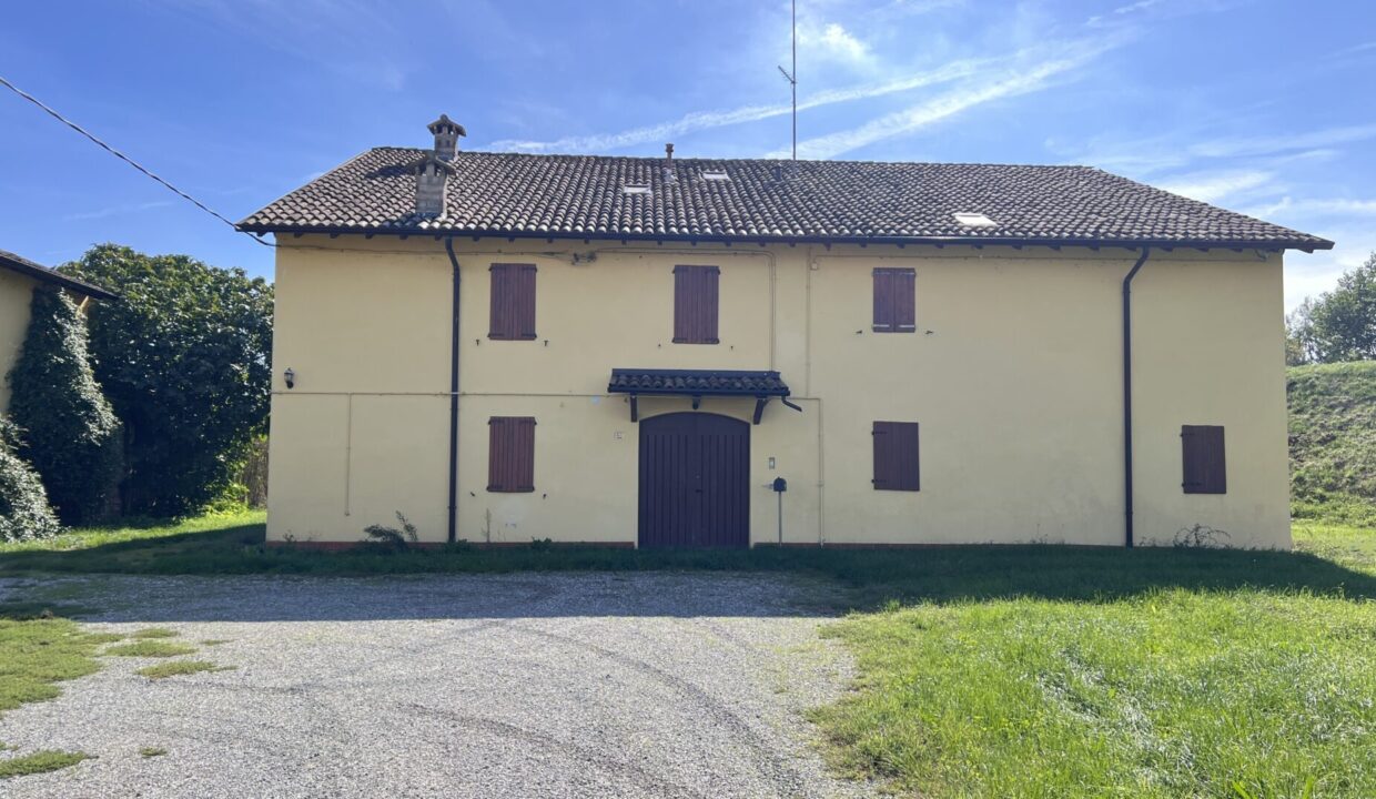 facciata casa in campagna Torrile