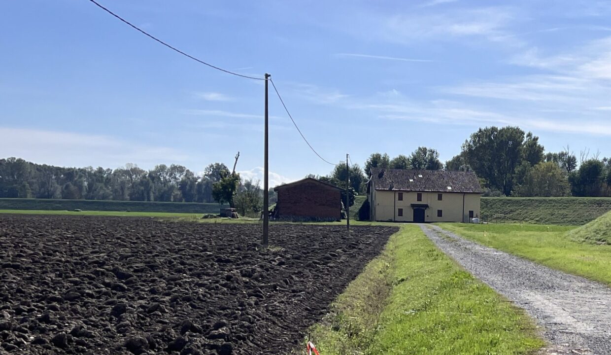 facciata casa in campagna Torrile