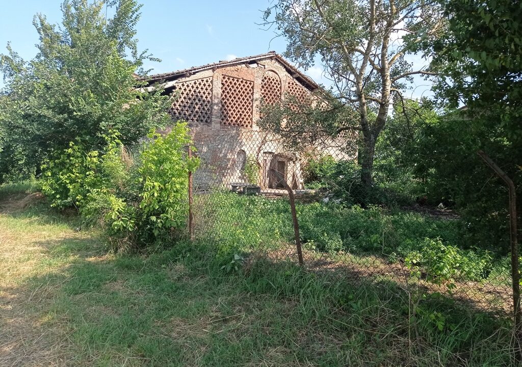 esterno casa da ristrutturare Parma nord