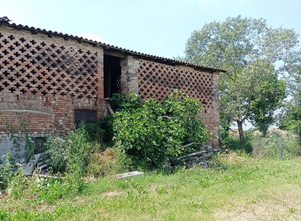 esterno casa da ristrutturare Parma nord