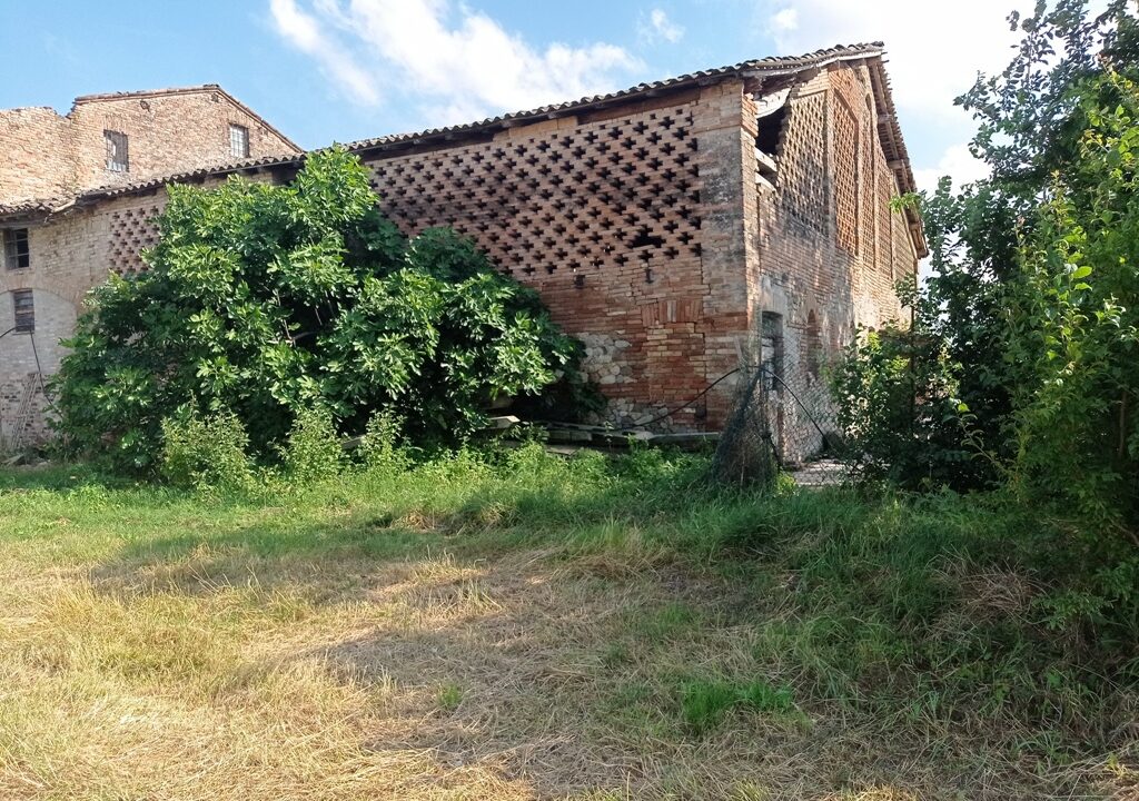 esterno casa da ristrutturare Parma nord