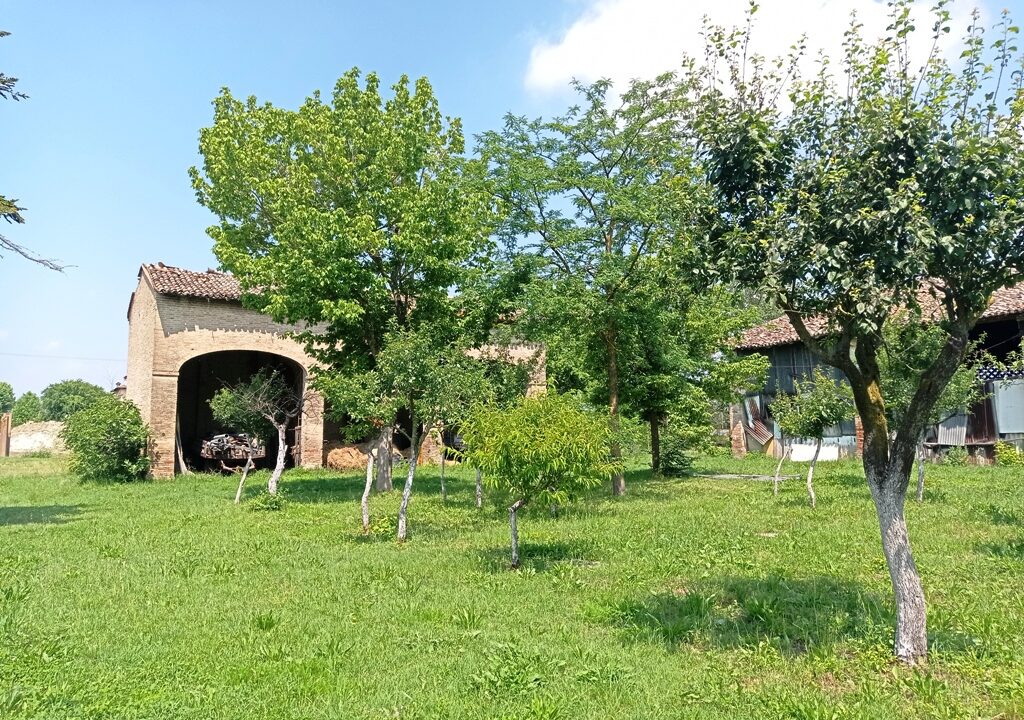 giardino casa da ristrutturare Parma nord