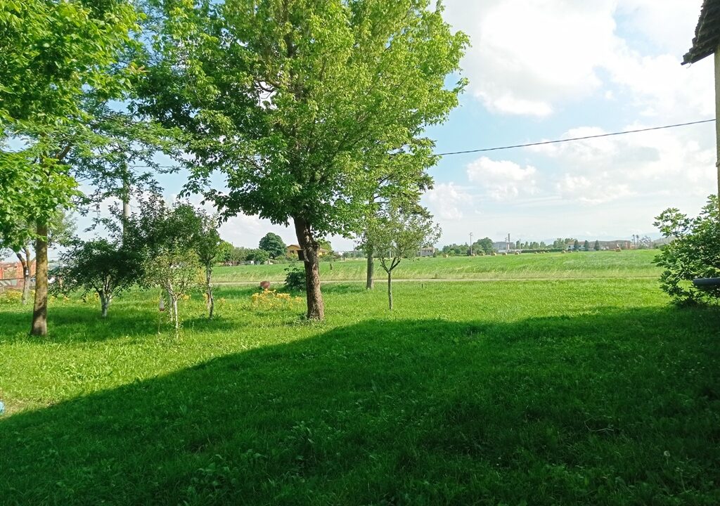 giardino casa da ristrutturare Parma nord