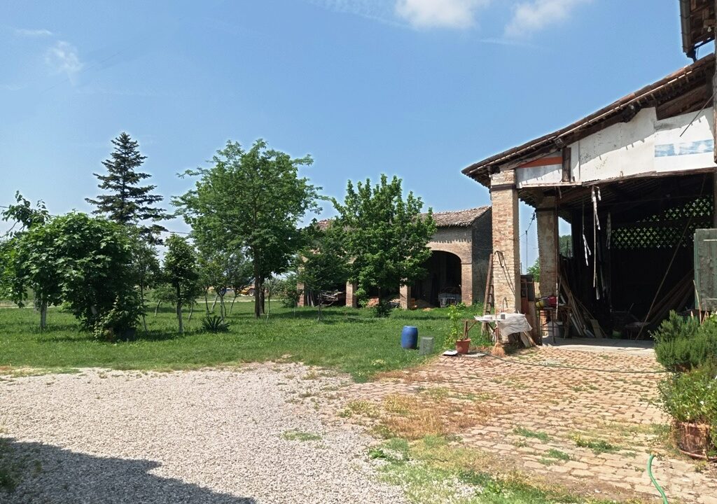 giardino casa da ristrutturare Parma nord