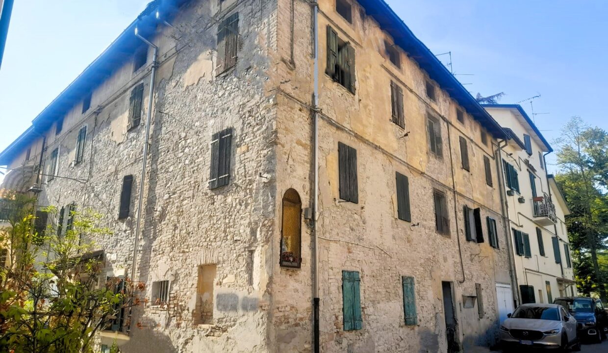 facciata palazzo da ristrutturare Sala Baganza