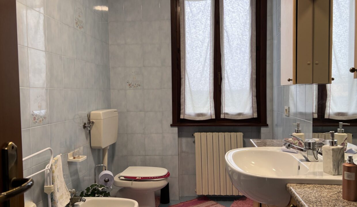 bagno 1°piano casa Colorno campagna