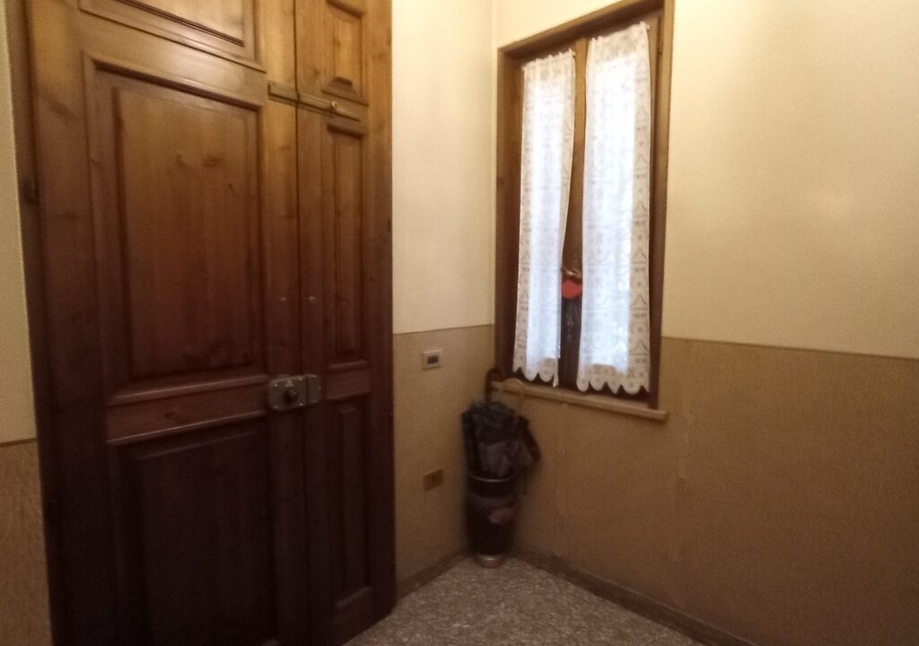 ingresso comune mansarda da ristrutturare Casale di Mezzani